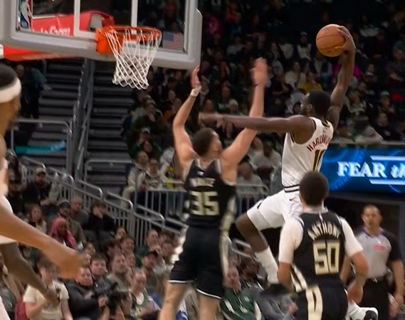 PG模拟器-投不进就砸！哈达威冲筐面对补防单臂砸扣 字母哥替补席神情落寞