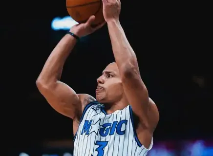 PG模拟器-贝恩全场17投7中，三分7中3得到19分4篮板1抢断1封盖